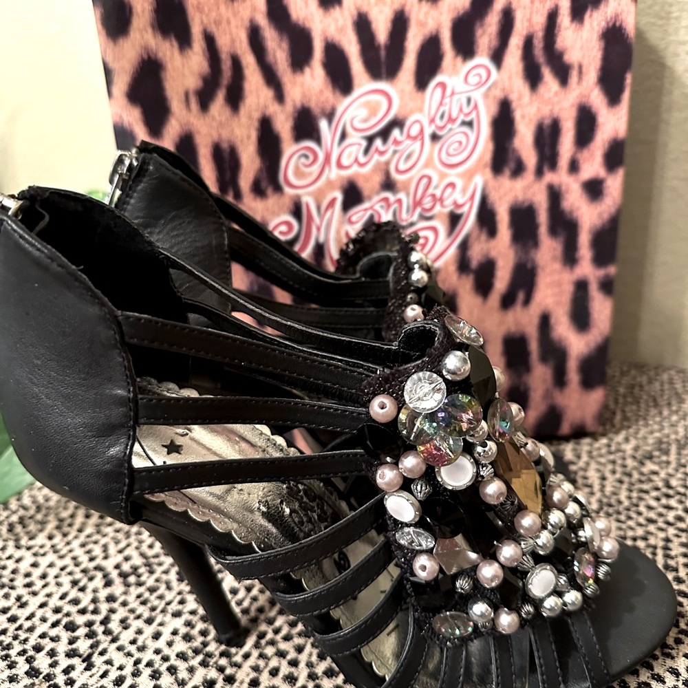 Strappy Heals w/decorative detail